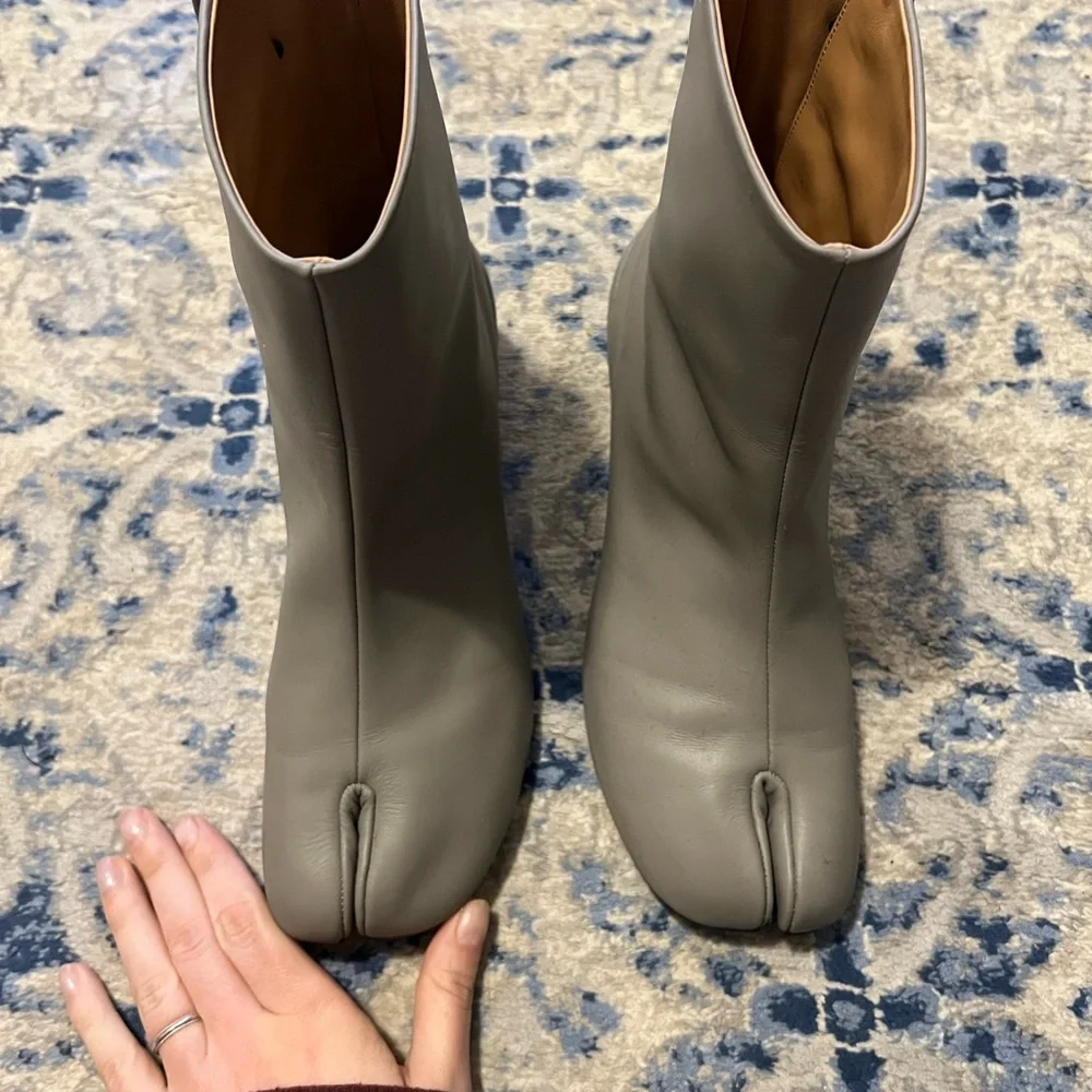 Amazing Margiela tabi boots low heel, in grey - Picture 7 of 7